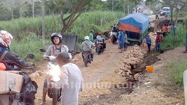Butuh Rp 1 Miliyar Perbaiki Jalan Rusak di Desa Gedangan Malang Selatan