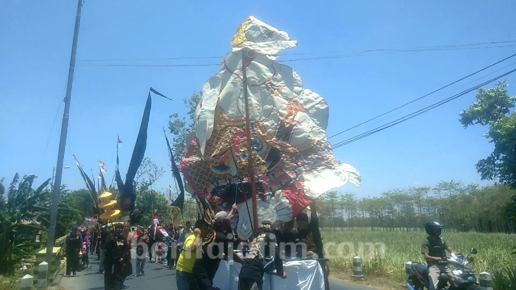 Wayang Semar Raksasa Diarak di Festival Adat dan Seni Budaya di Mojokerto