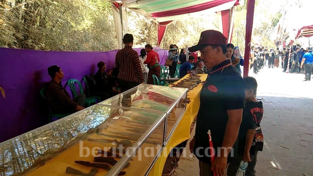 Ingatkan Senjata Tradisional, Ratusan Keris dan Pusaka Dipamerkan di Festival Adat dan Seni Budaya di Mojokerto