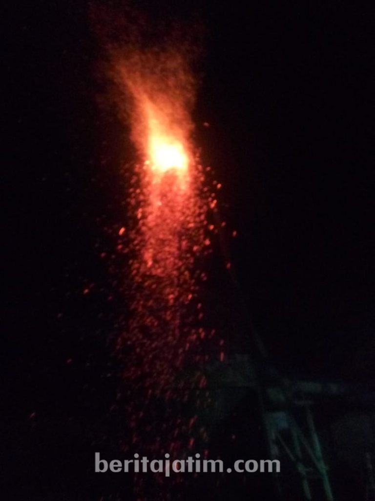Cerobong Pabrik PT KMT di Ngoro Mojokerto Terbakar
