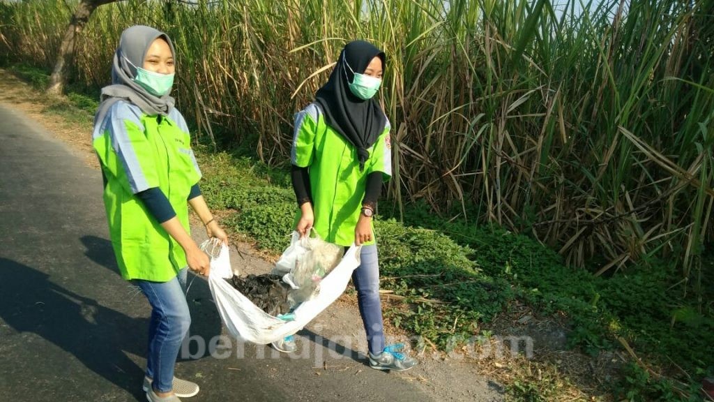 1 Muharram, Ratusan Masyarakat di Mojokerto Bersih-bersih Sampah