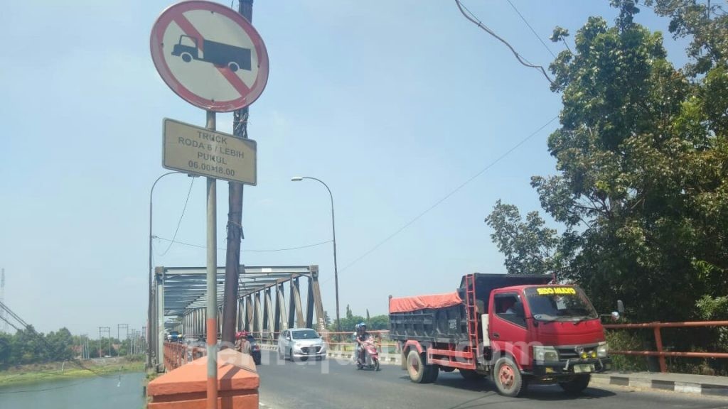 Abaikan Larangan, Truk Masih Melintas di Jembatan Gajah Mada – Raya Jetis Mojokerto