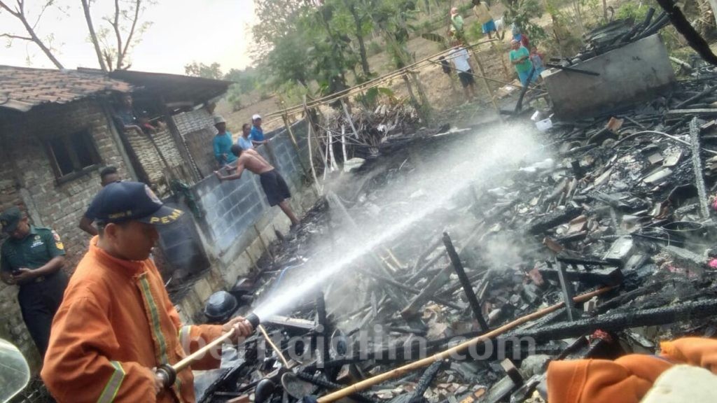 Konsleting Listrik, 2 Rumah di Mojokerto Ludes Terbakar