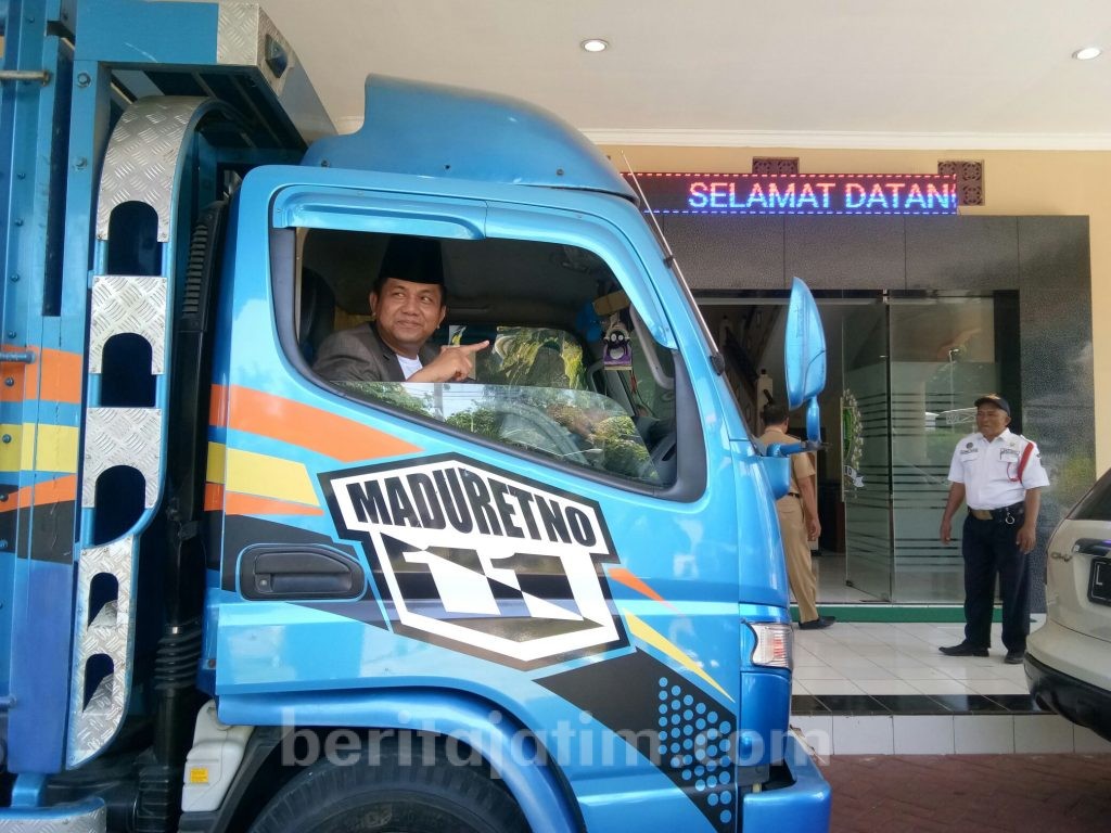 Anggota DPRD Sampang Ini Ngantor Kendarai Truk Bak Terbuka
