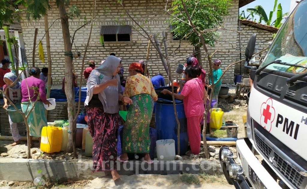 PMI Pamekasan Ikut Distribusikan Air Bersih Gratis