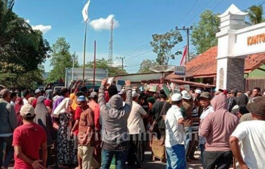 Massa Desa Pamaroh Tuntut P2KD Segera Tetapkan Cakades Terpilih