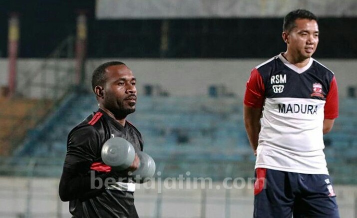 AQ ‘Pasang Badan’ untuk Coach Rasiman