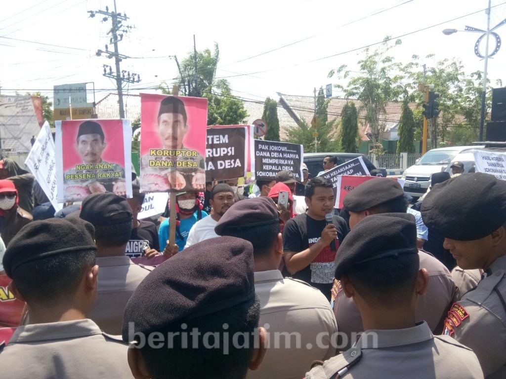 Warga Sokobanah Daya Demo Kejaksaan Negeri Sampang