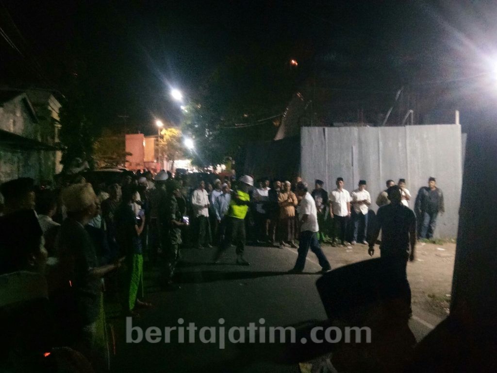 Ratusan Warga Kraton Bangkalan Sambut Jenazah KH Fuad Amin