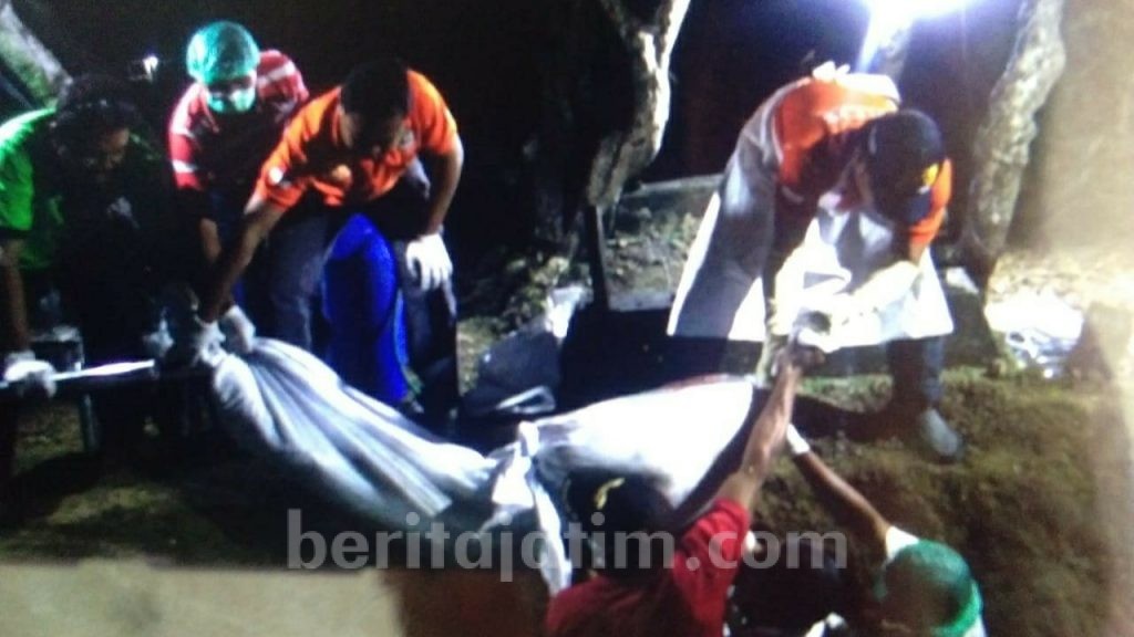 Makam Dua Warga Bojonegoro Dibongkar