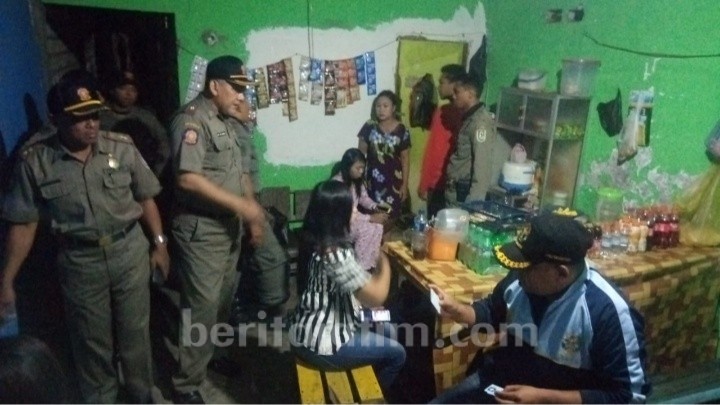 Razia Karaoke Liar di Pinggir Pantura Tuban, Purel dan Miras Diamankan