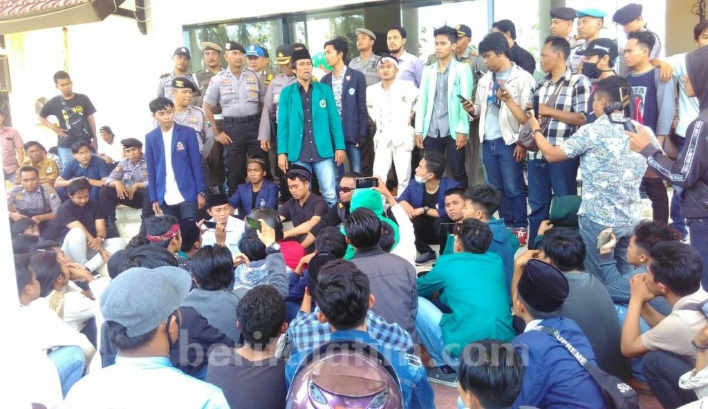 Sambut Setahun Kepemimpinan Bupati, BEM Pamekasan Demo