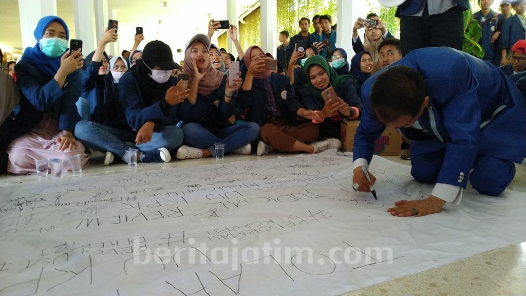 Di Depan Massa Mahasiswa Unair Banyuwangi, Michael: Saya Siap Mundur