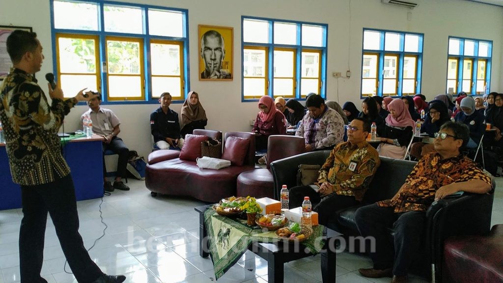 OJK Ngobrol Mesra Bareng Mahasiswa Unair Banyuwangi