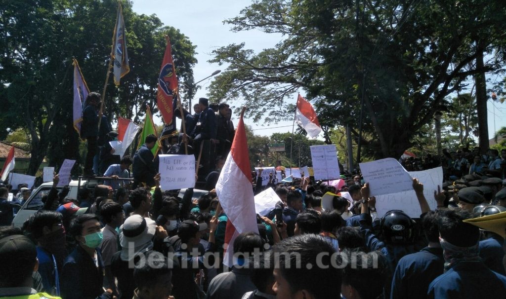 Mahasiswa Pamekasan Kepung Gedung DPRD