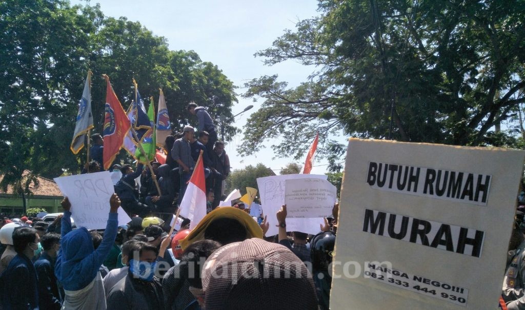 Demo Pamekasan ‘Dimanfaatkan’ Warga Promosikan Properti