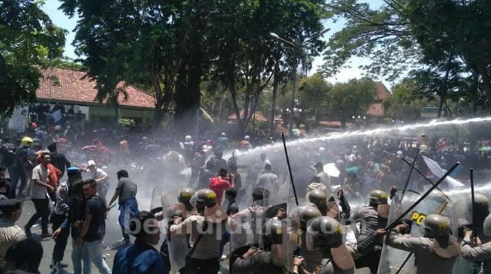 Demo Ricuh, Fasilitas Umum di Pamekasan Rusak