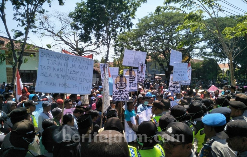 Warga Desa Pamaroh Desak Pemkab Diskualifikasi Cakades Nomor 3