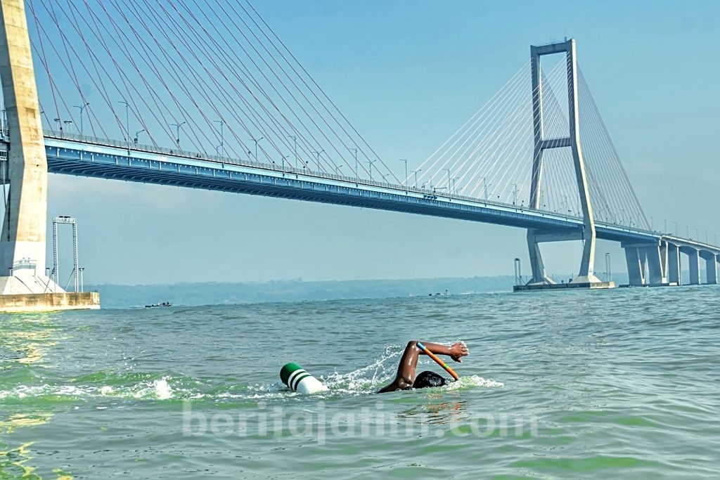 Atlet Brigif 2 Marinir Latihan Renang di Selat Madura