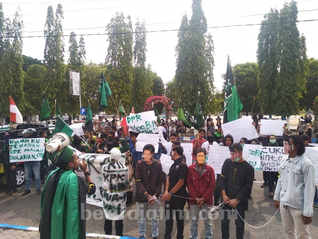 Demonstrasi di Gedung Dewan, HMI Ponorogo Ditemui Wakil Rakyat