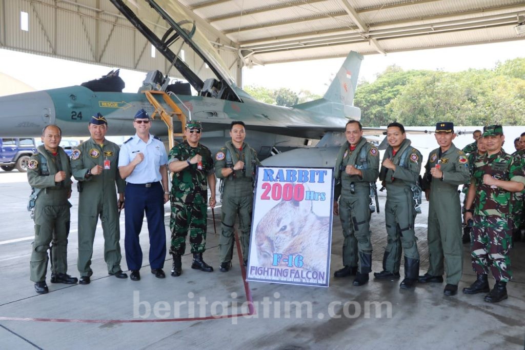 Begini Tradisi Penyematan Badge 2000 Jam Terbang di Lanud Iswahjudi