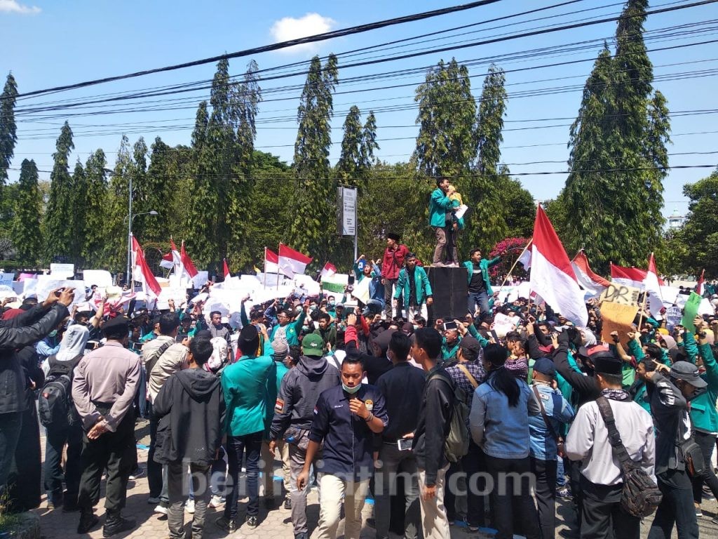 Ratusan Mahasiswa Kepung Gedung Dewan Ponorogo, Dukung Perdamaian di Papua