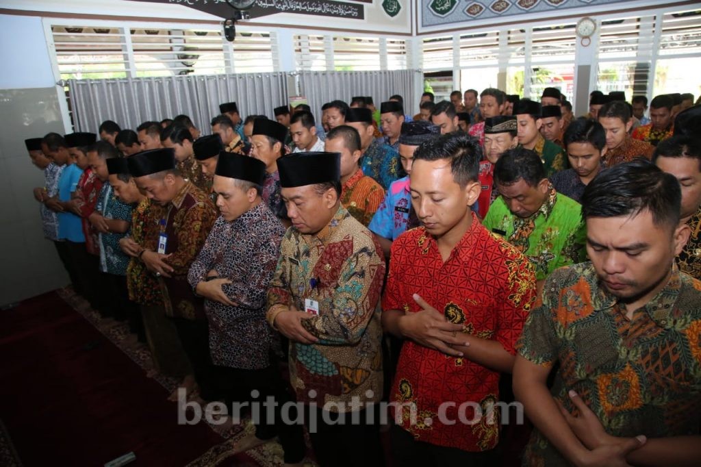 Bupati Anas dan Jajaran Pemkab Banyuwangi Salat Ghoib untuk Almarhum BJ Habibie