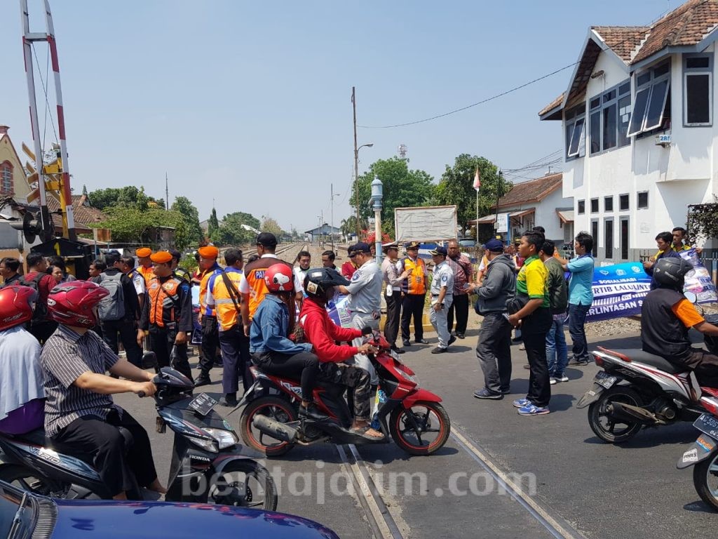 15 Nyawa Melayang di Perlintasan Kereta Api