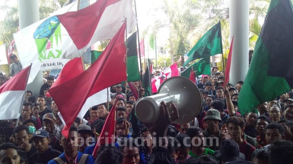 Sumpah Mahasiswa Kembali Terdengar di Pelataran DPRD Jember