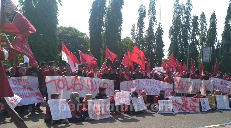 Tolak Revisi UU KPK, IMM Ponorogo Bawa Keranda Mayat
