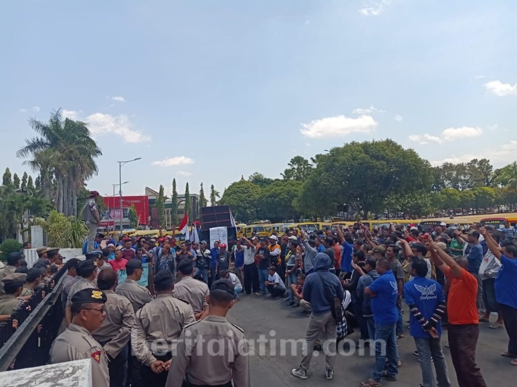 Sopir Angkot Demo, Minta Pemkab Jember Hentikan Operasional Grab