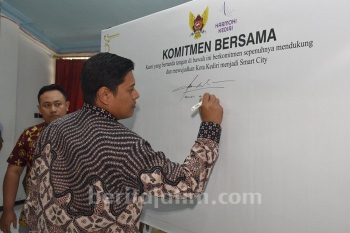 Walikota dan Wakil Walikota Kediri Tandatangani Komitmen Bersama Gerakan Smart City