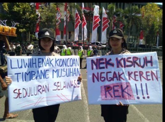 Begini Cara Polwan Cantik Amankan Aksi Demo Buruh