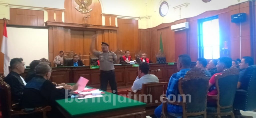 Di Persidangan, Kapolsek Tambelangan Peragakan Menghalau Massa