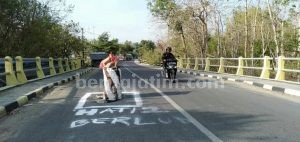 Jalan Raya Robatal Berlubang Ditutupi Drum