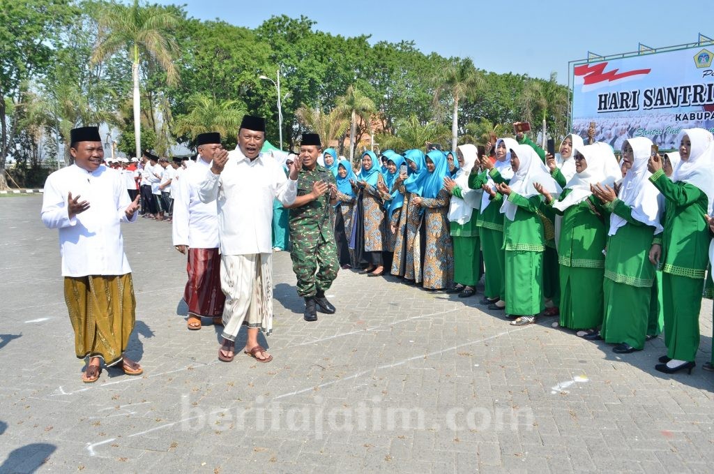 Peringati Hari Santri, Seluruh ASN Gresik Pakai Sarung