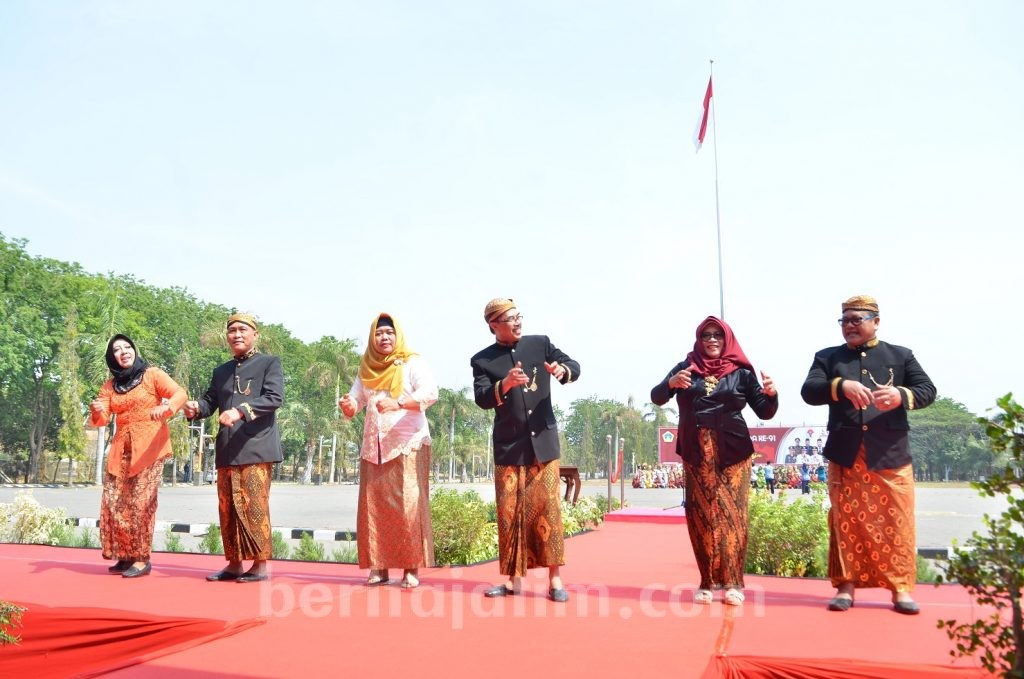 Ratusan ASN Pemkab Gresik Pakai Busana Adat