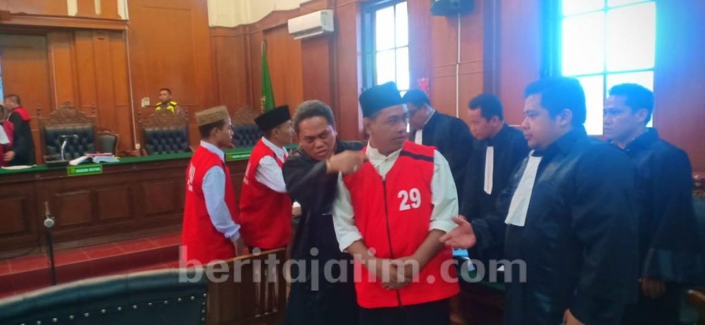 Saksi Ungkapkan Tiga Terdakwa Lempari Batu ke Mapolsek Tambelangan Sampang
