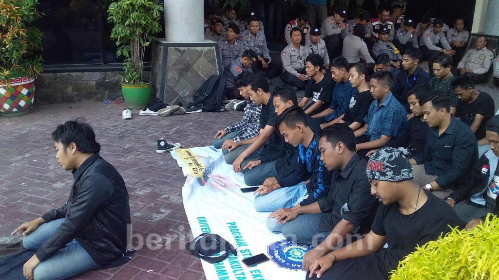 Mahasiswa Salat Duhur Berjamaah di Pelataran Gedung DPRD Jember