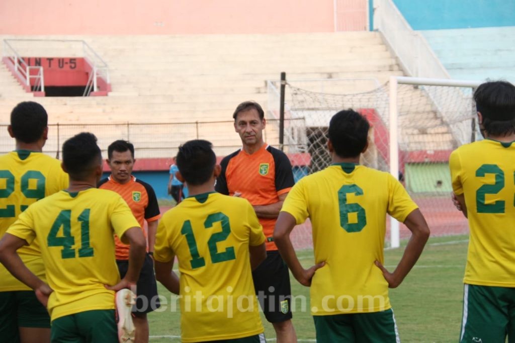 Kontra Borneo FC, Pikal Mulai Dampingi Persebaya di Bench