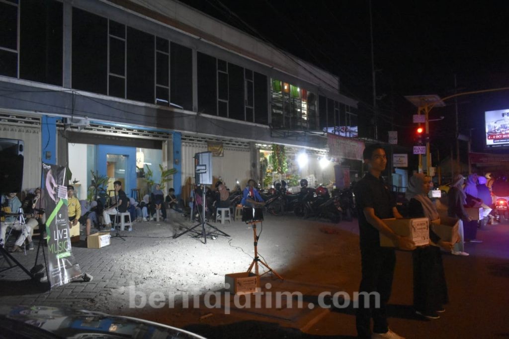 Pertunjukan Musik Akustik Trotoar Genbi untuk Bantu Korban Kekeringan