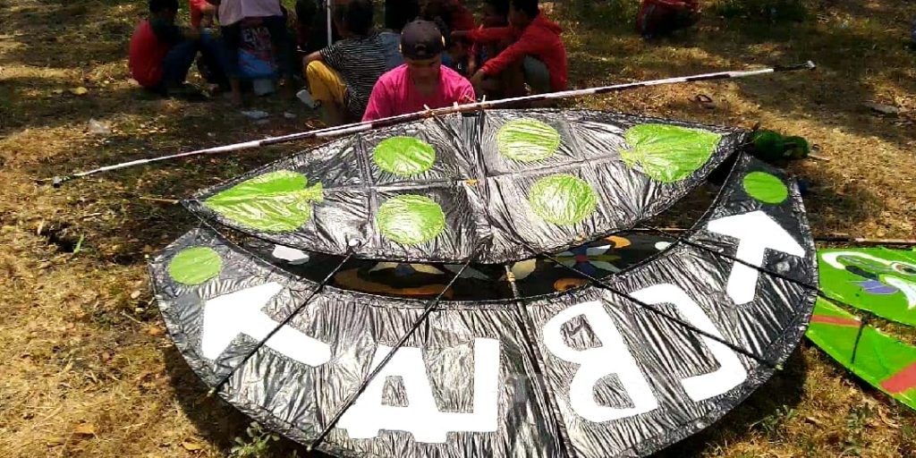 Puluhan Layang-layang Unik Terbang di Langit Mojokerto