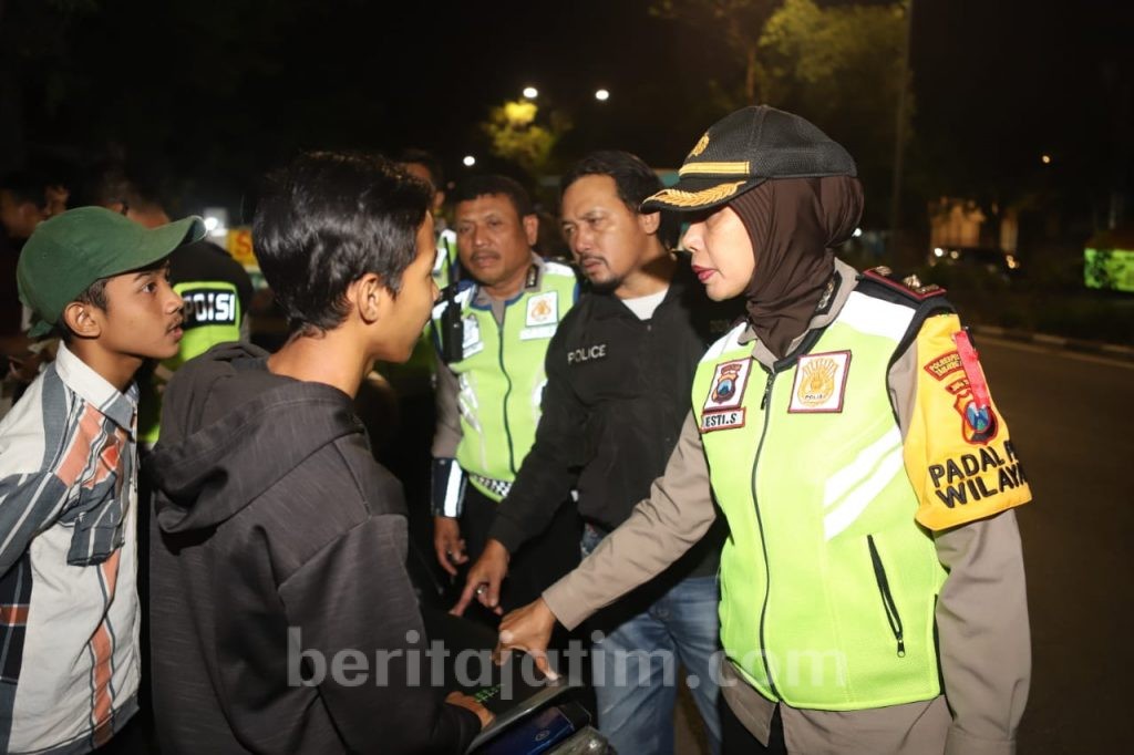Antisipasi Tawuran, Polsek Krembangan Razia Pemuda Nongkrong di Warkop