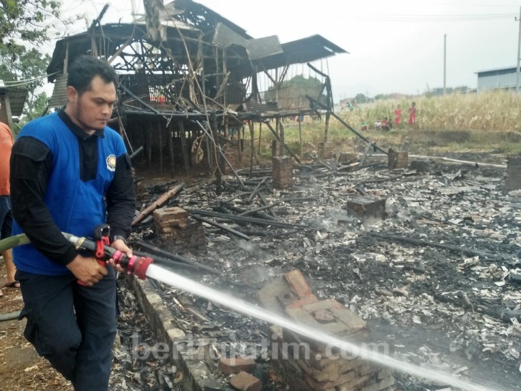 Bakar Sampah, Kandang Ayam di Mojokerto Dilalap Si Jago Merah