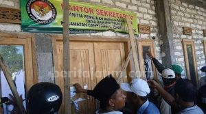 Kantor P2KD Banjar Talela Disegel Massa Pendukung Bakal Calon Kades