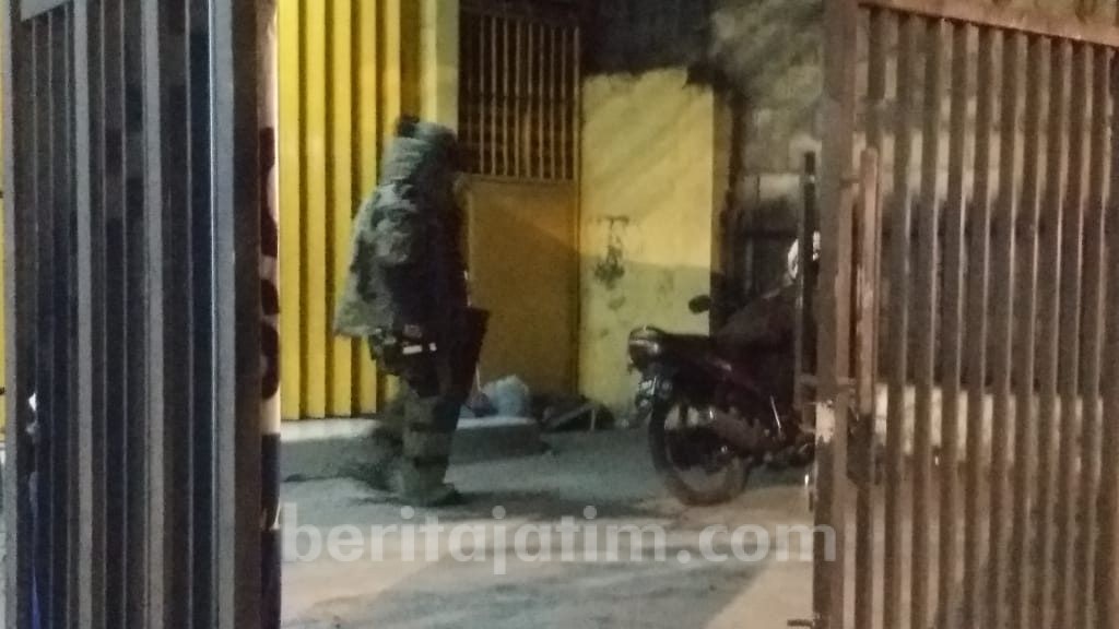 Tas Mencurigakan Diduga Bom Tergeletak Depan Toko Jalan Jenggolo