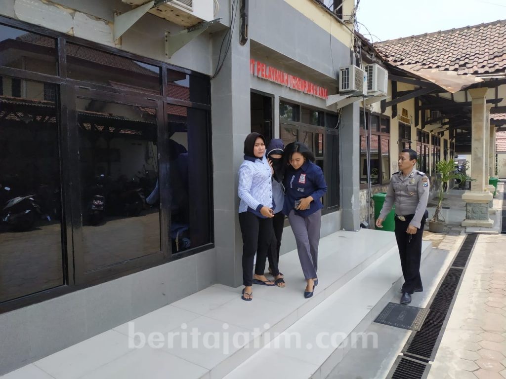 Bidan yang Diduga Selingkuh Itu Berlari saat Masuk Mapolresta Mojokerto