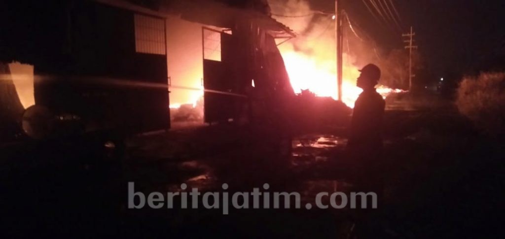 Gudang Palet Kayu di Driyorejo Ludes Terbakar