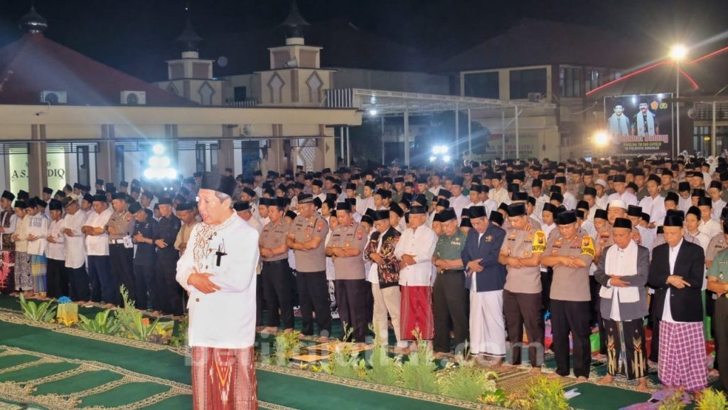 Forkopimda Sidoarjo Salat Berjamaah Minta Hujan