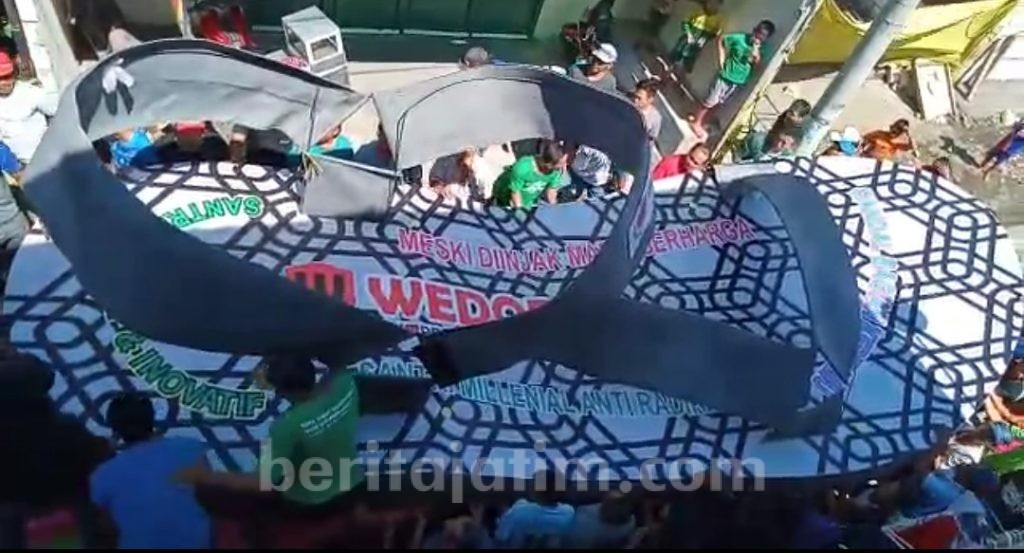 Wow, di Waru Sidoarjo Ada Sandal Raksasa